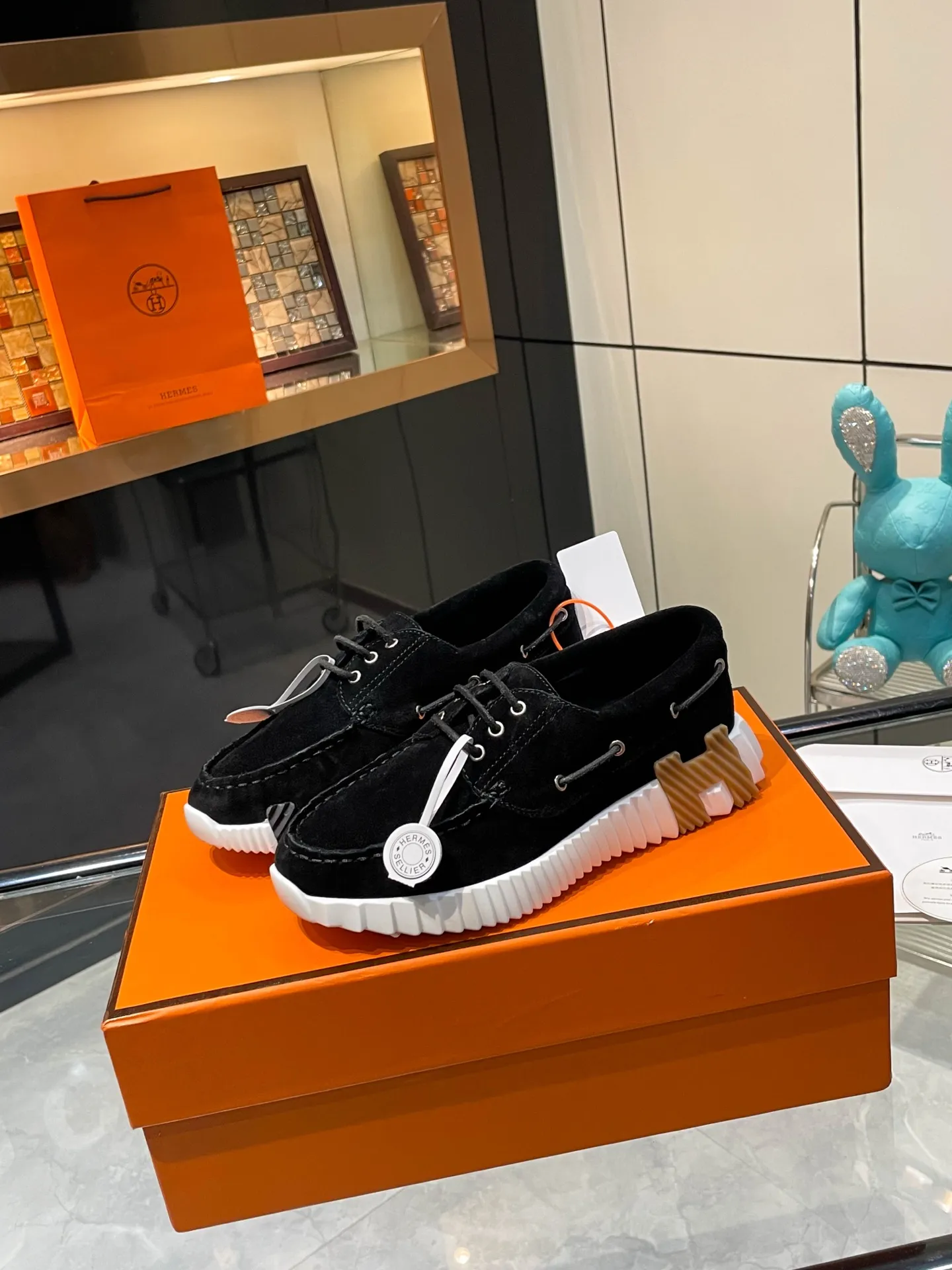 680💰 Hermes💰The top version of Hermès H classic fly-woven casual sneakers, the highest version, decorated with an exaggerated "H" letter on the sole, the italic design and bright colors show vitality and continue the brand design inspiration!     A very beautiful casual shoe, elegant yet cute! Classic style, unique and attractive height increasing shoes!      The original fabric is 1:1, the lining is original breathable imported sheepskin, the foot pads are imported sheepskin, the outsole is made of customized private mold: T P U ten P U vacuum integrated molding, original lasting process, original packaging box 📦 Comes with shoe storage bag, handbag, shoe box with blue light anti-counterfeiting mark!           Women’s size 35.36.37.38.39.(40.41.42 customized) Men’s size 39.40.41.42.43.44.(45.46 customized)